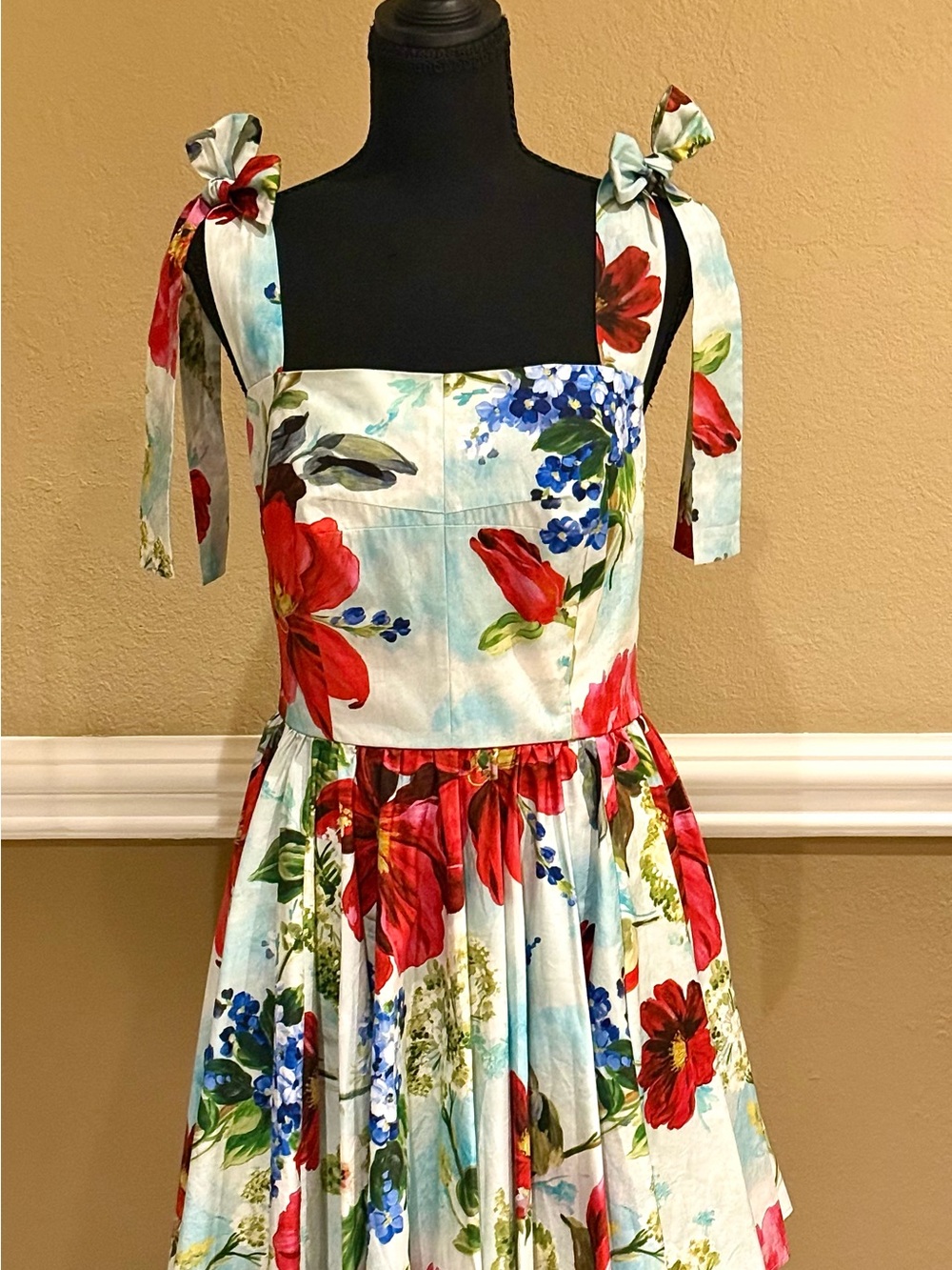 Beautiful 🌺Dolce & Gabbana Floral 🌺Tie-Shoulder Midi Dress in White, Red, Blue❣️